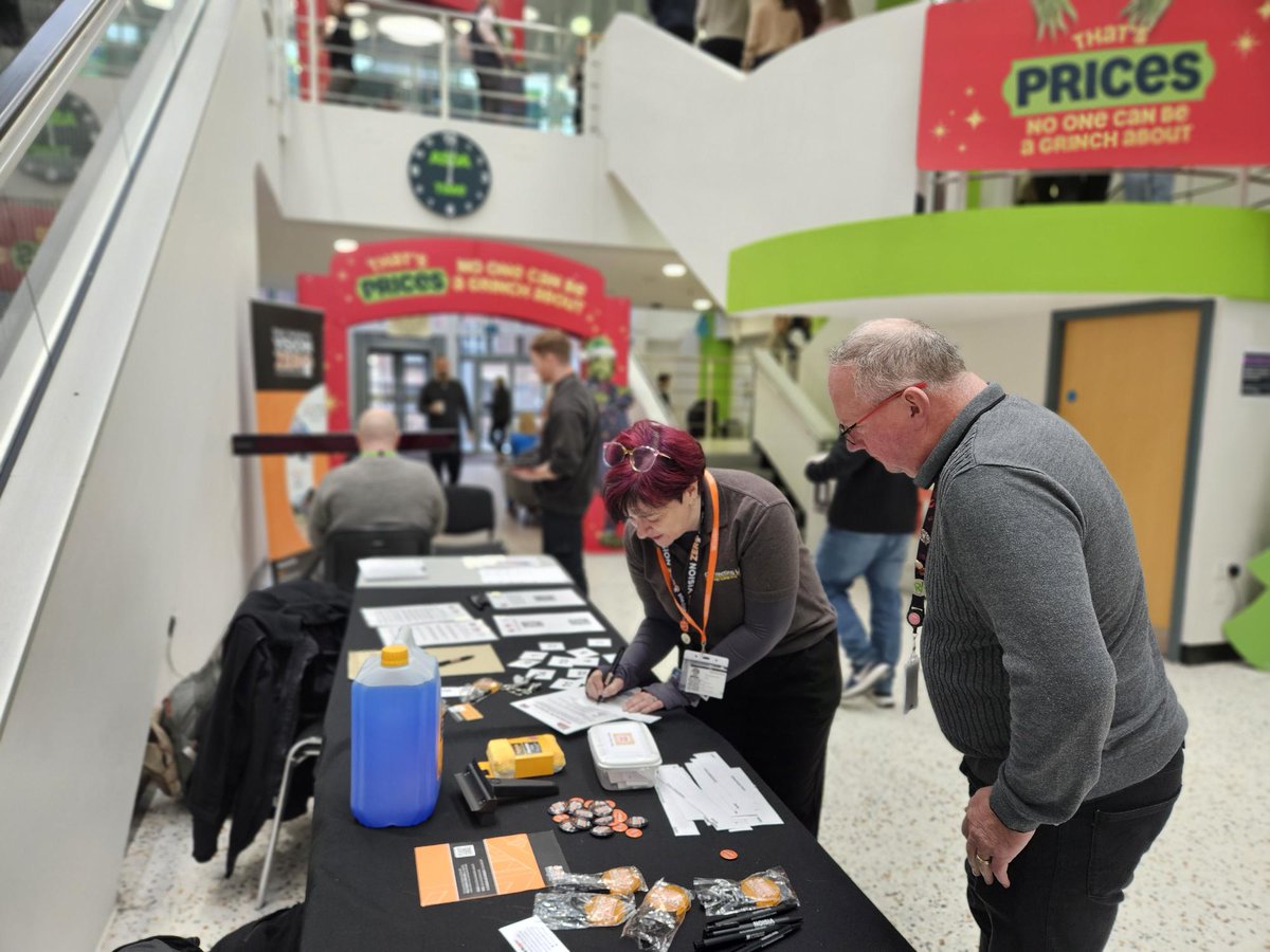 ConnectingLeeds's tweet image. Our team  have been busy this #RoadSafetyWeek raising awareness of the importance of checking your vehicle 🚲 🚗

Can you help us make Leeds roads safer and sign the Vision Zero pledge? Link in our comments ⬇️