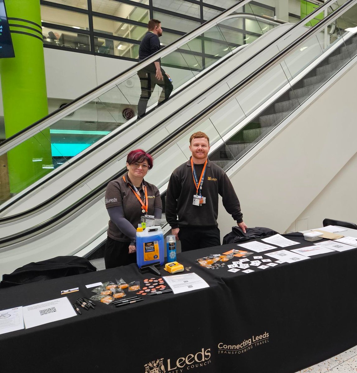 ConnectingLeeds's tweet image. Our team  have been busy this #RoadSafetyWeek raising awareness of the importance of checking your vehicle 🚲 🚗

Can you help us make Leeds roads safer and sign the Vision Zero pledge? Link in our comments ⬇️