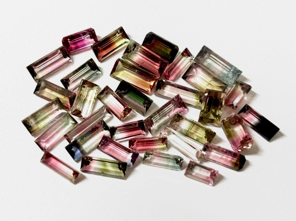 【出展記念プレゼント❷🎁】

たからいしルースは
11月28日（金）〜30日（日）
たからいし販売会in札幌を開催いたします㊗️🎉

出展を記念して「バイカラートルマリン」を2名様にプレゼント！

【応募方法】
①フォロワーになる
②このポストをリポスト&amp;いいね

30日締切。
当選者へ翌日DMします！