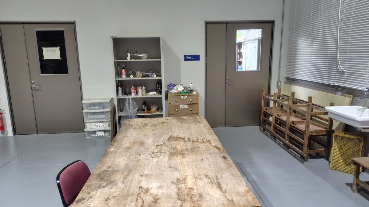 SCL_Ryukyu's tweet image. 3年次 早期配属 学生は夕方も スターリングエンジンの動作を試行錯誤していた様子だが実験室の照明が付き、窓とシャッターが開いた状態のままであったのは良くない。以後は 戸締り確認を