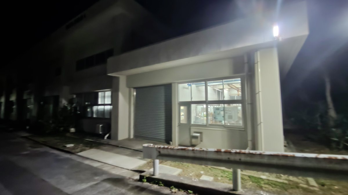 SCL_Ryukyu's tweet image. 3年次 早期配属 学生は夕方も スターリングエンジンの動作を試行錯誤していた様子だが実験室の照明が付き、窓とシャッターが開いた状態のままであったのは良くない。以後は 戸締り確認を