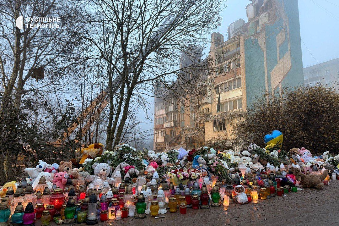 Ein Schurke im Weißen Haus
Die Menschheit wird durch Donald Trump bestraft. Wir alle müssen unter dieser moralisch verkommenen US-Administration leiden, noch mindestens drei Jahre.
Wer dem Massenmörder Putin den Donbass schenkt, verhöhnt die Opfer russischer Aggression.