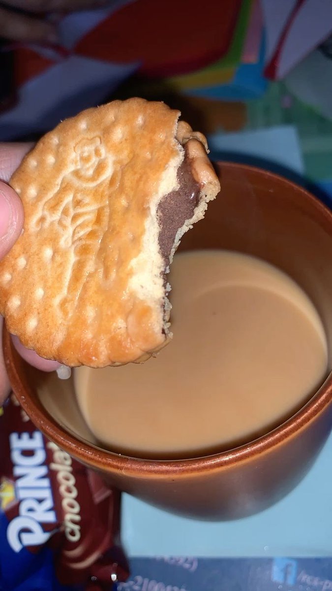 तुम्हारे यहां डूबता होगा चाय में बिस्कुट।
हमारे यहां तो चाय ने पूरा देश डूबा दिया।