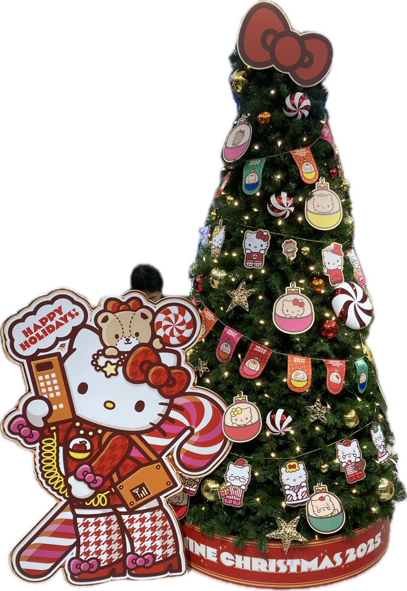 たまに使う商業施設の今年のクリスマスツリーが何故かハローキティ