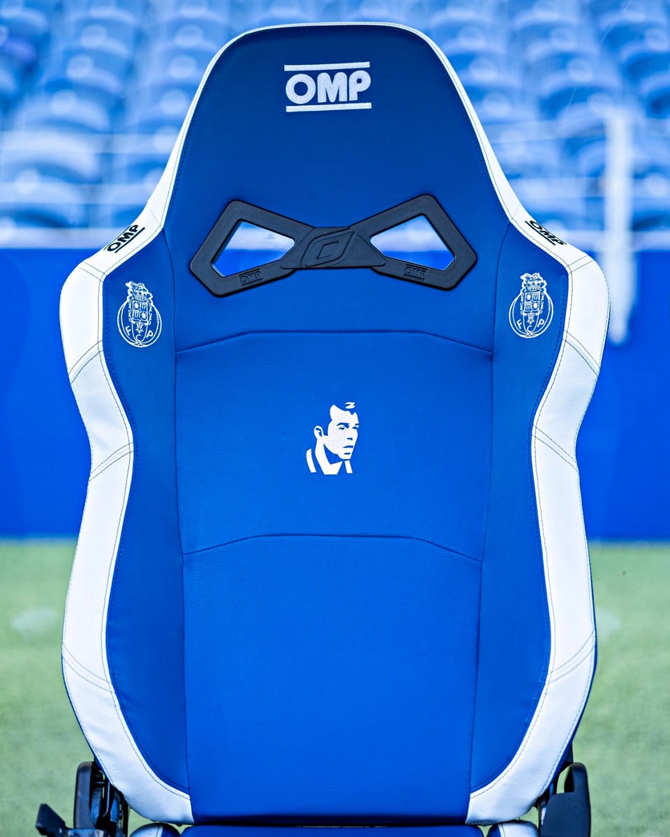 B24PT's tweet image. O lugar de Jorge Costa no banco de suplentes do Porto foi eternizado 💙