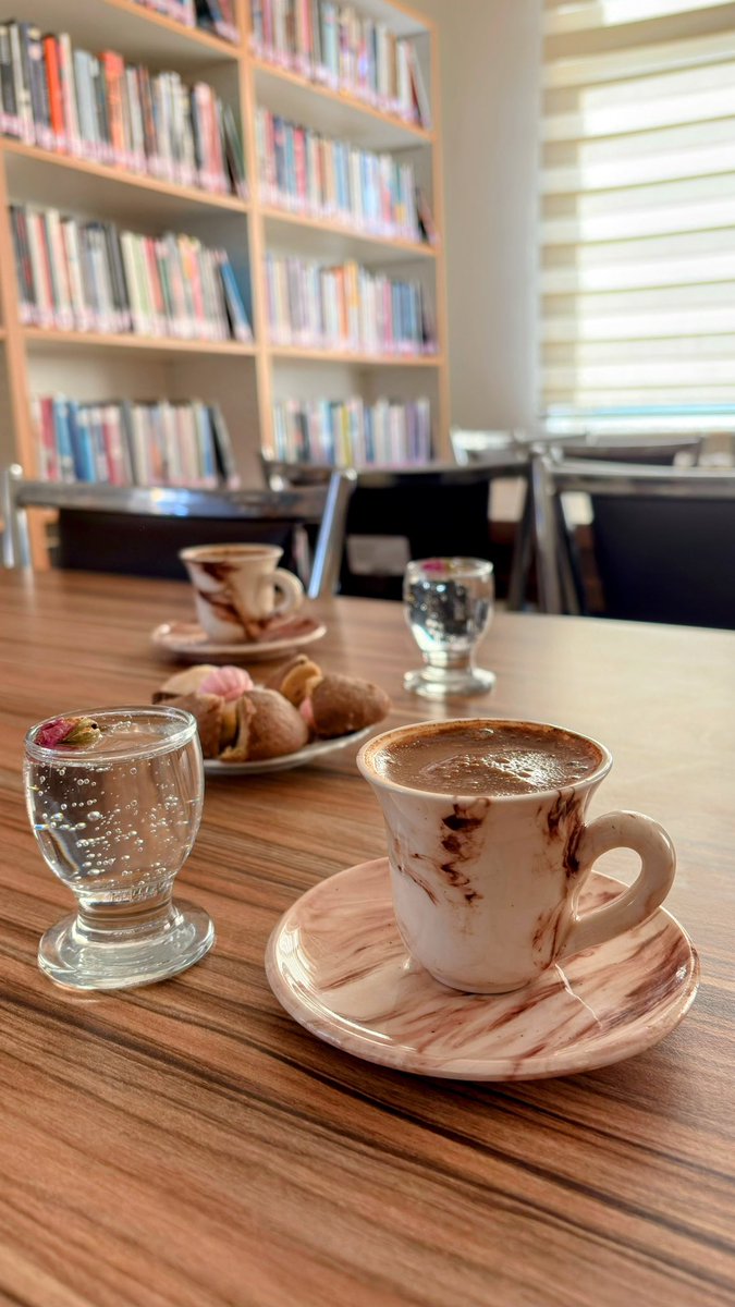 Günün yorgunluğu kütüphanede kahveyle sonlandı.😌💜

#cuma #kahve