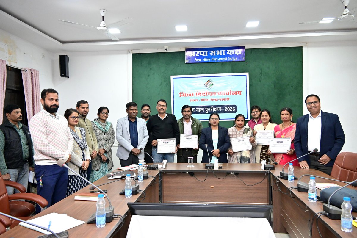 CEOChhattisgarh's tweet image. #SIR2026
मतदाता सूची के विशेष गहन पुनरीक्षण कार्य में उत्कृष्ट कार्य करने वाले बीएलओ को कलेक्टर एवं जिला निर्वाचन अधिकारी श्रीमती लीना कमलेश मंडावी द्वारा प्रशस्ति पत्र देकर सम्मानित किया गया। (1/2)

#EnumerationForm