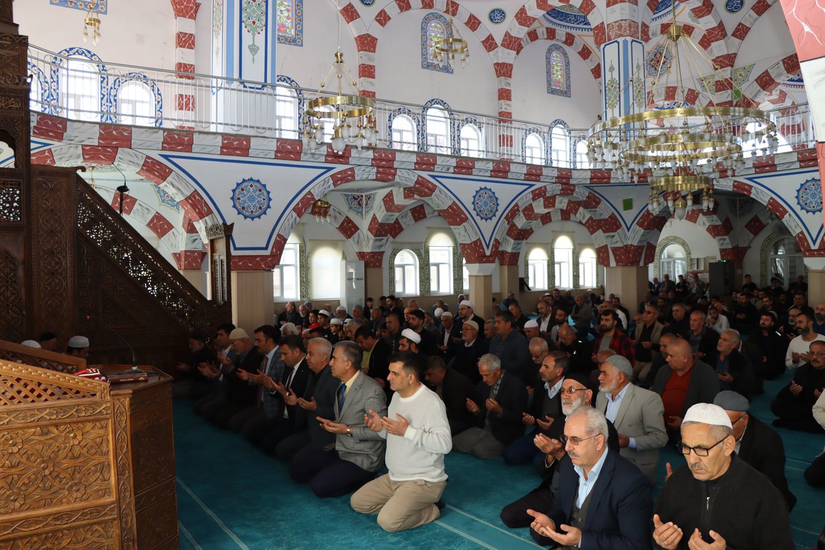 İlçe Müftülüğü tarafından, 24 Kasım Öğretmenler Günü münasebetiyle şehit olan ve ebediyete irtihal eden öğretmenlerimiz için mevlid-i şerif programı düzenlendi.

Dualarla anılan kıymetli öğretmenlerimizin aziz hatırası, programda bir kez daha saygı ve rahmetle yâd edildi.