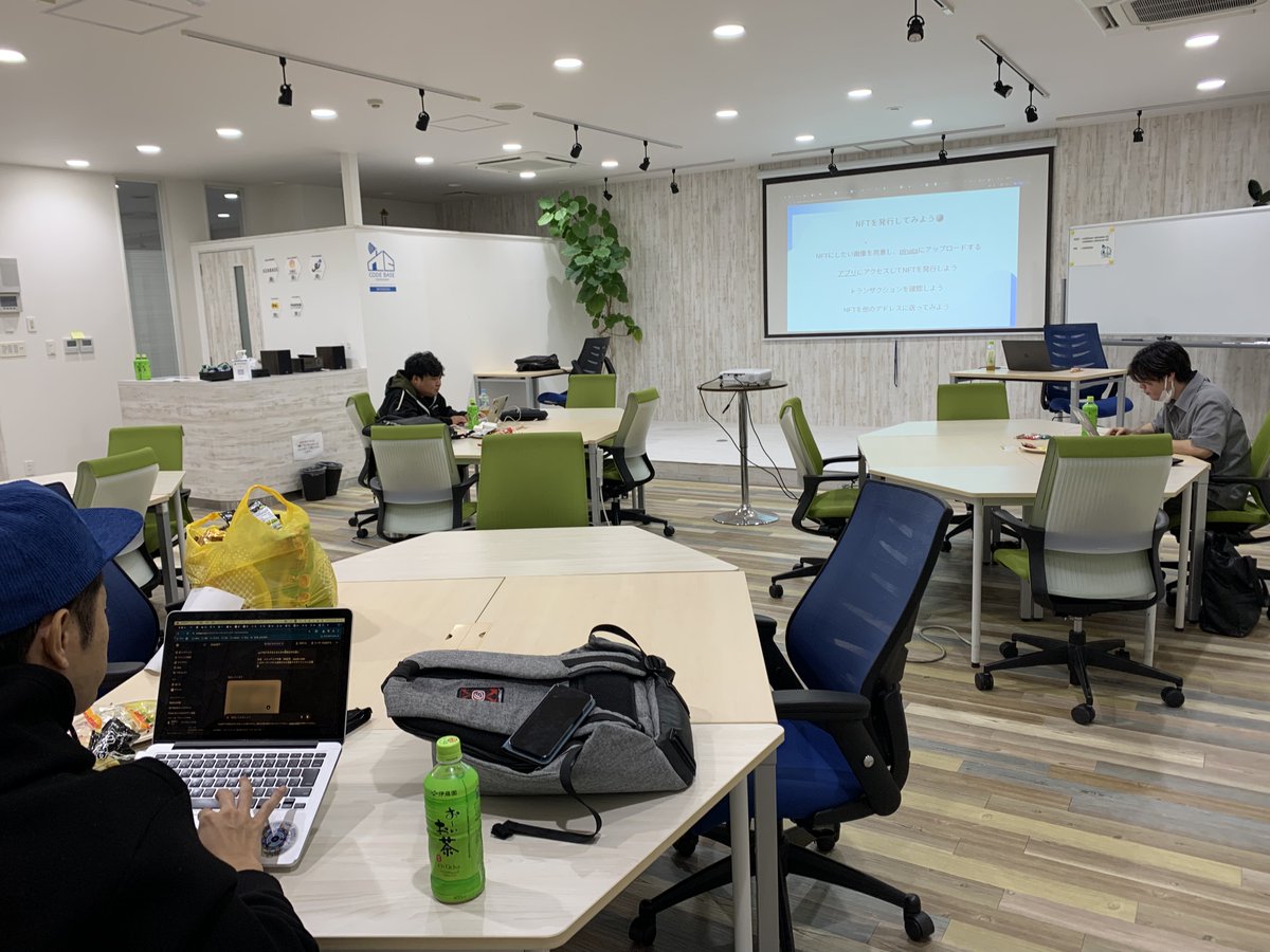 CODEBASE098's tweet image. 「Suiで学ぶ初めてのDapps」は大盛況で終了しました🎉

参加者のみなさんは初めてのウォレットを作成し、Dapps上でNFTを“発行して交換する”ワークショップに挑戦！

NFTは
・自分をモチーフにしたキャラクター
・沖縄のテーマパークをイメージした画像
・AIで作成したクールなデザイン…