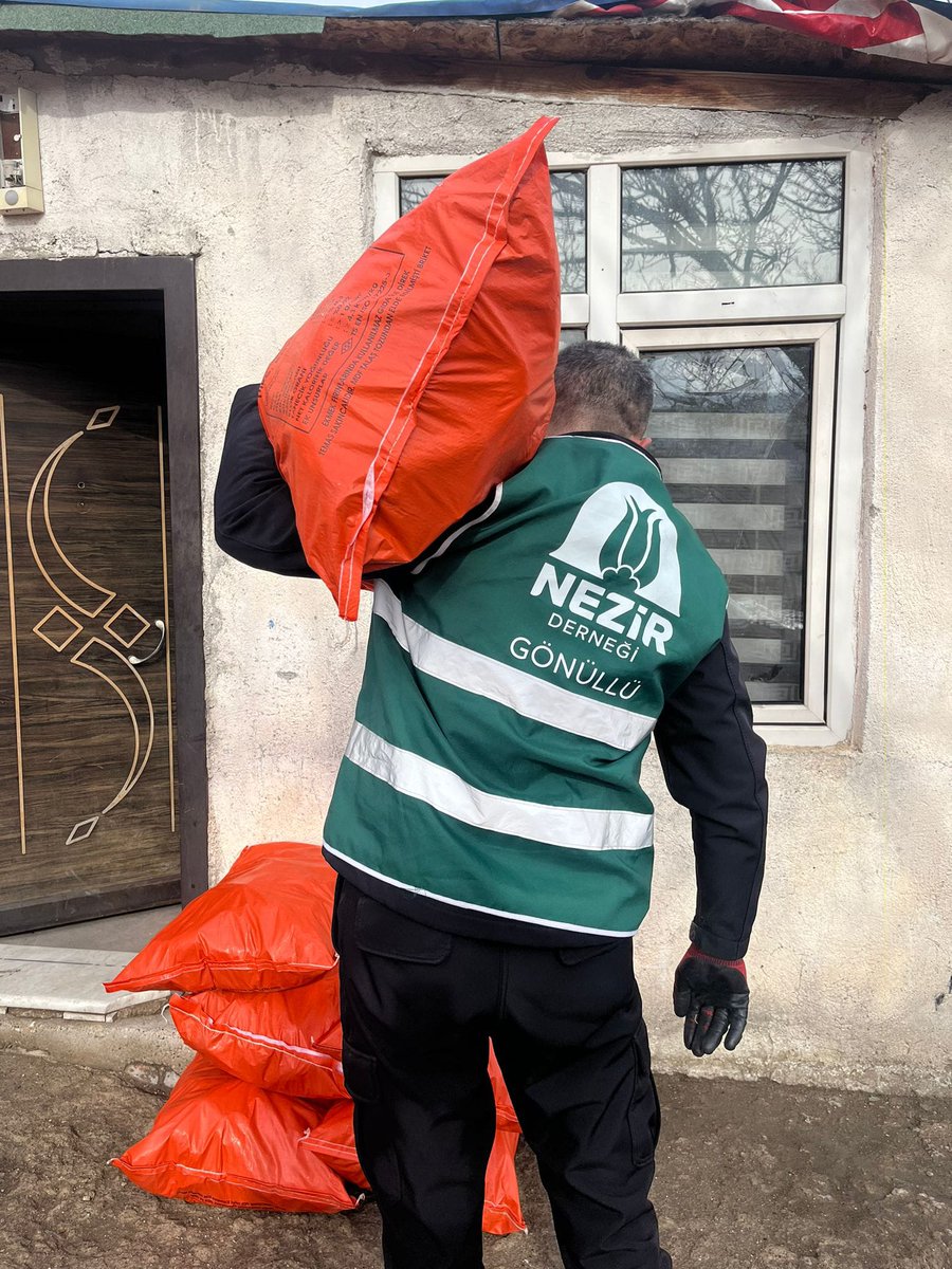 Gönüllere uzanan yardım eli, hayır kapılarını aralar.

📍 İstanbul (Beyoğlu), Kayseri (Melikgazi) ve Gümüşhane’de

📦 Yakacak ve kışlık yardımlarımızı ihtiyaç sahibi ailelere ulaştırdık.

🌐 Online bağış: nezir.org/bagis/genel-ba…

☎ | 💬 0216 420 76 76

#Nezir