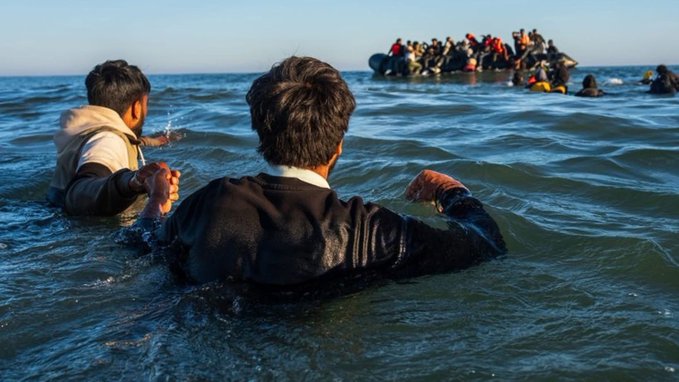 ceanmedia's tweet image. scenes: British “anti-migration vigilantes” invading French beaches and allegedly destroying small boats. 🛶🤯 This escalation risks dangerous tensions on both sides. When vigilantism crosses the line, everyone suffers. #MigrationCrisis #BorderSecurity #InternationalRelations