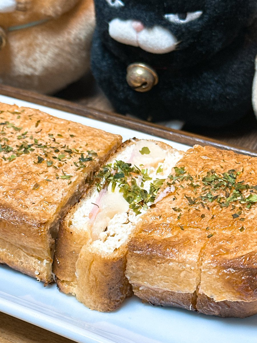 desmo_desmo_jp's tweet image. えー🙄

本日の酒のアテ🥃
栃尾揚げのハムチーズポテサラ挟み焼き🦊

オーブンで焼いてるときに少し目を離してたら焦げた。。。😑🌀

(ﾟдﾟ) 

#酔っ払いクッキング🥃