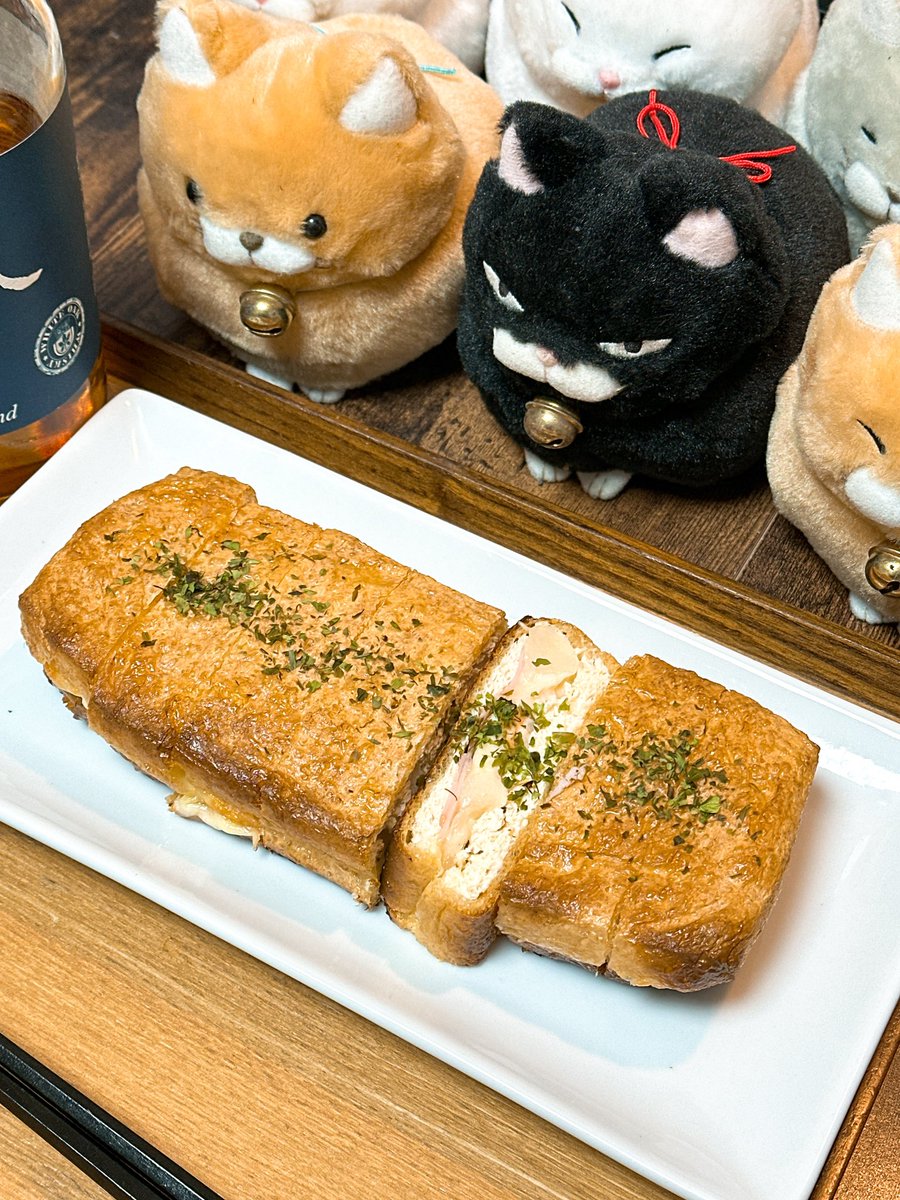 desmo_desmo_jp's tweet image. えー🙄

本日の酒のアテ🥃
栃尾揚げのハムチーズポテサラ挟み焼き🦊

オーブンで焼いてるときに少し目を離してたら焦げた。。。😑🌀

(ﾟдﾟ) 

#酔っ払いクッキング🥃