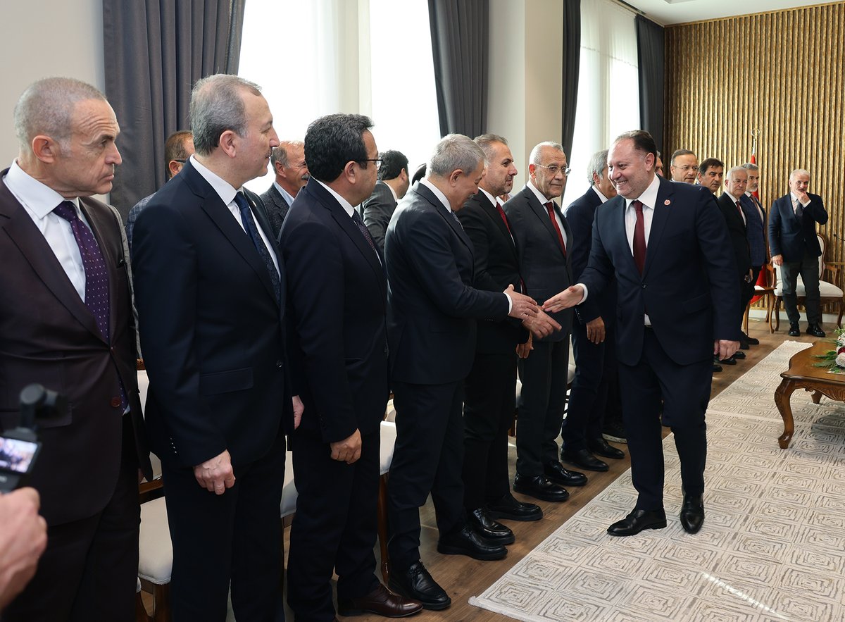 Cumhuriyet Meclisi Başkanı Ziya Öztürkler, TBMM Parlamenterler Spor Kulübü Futbol Takımı Başkanı ve 25. Dönem Giresun Milletvekili Adem Tatlı ile beraberindeki heyeti kabul etti.cm.gov.ct.tr/Haberliste?id=…