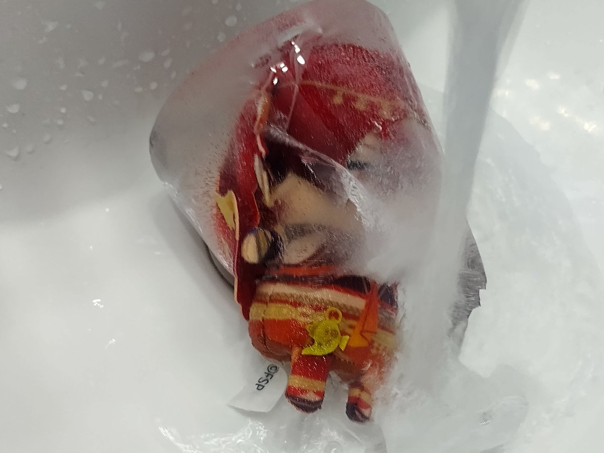 sagitfy's tweet image. OKAY OKAY!! don&apos;t worry guys malim is out of the freezer ^_^ he&apos;s just getting a bit waterboarded !