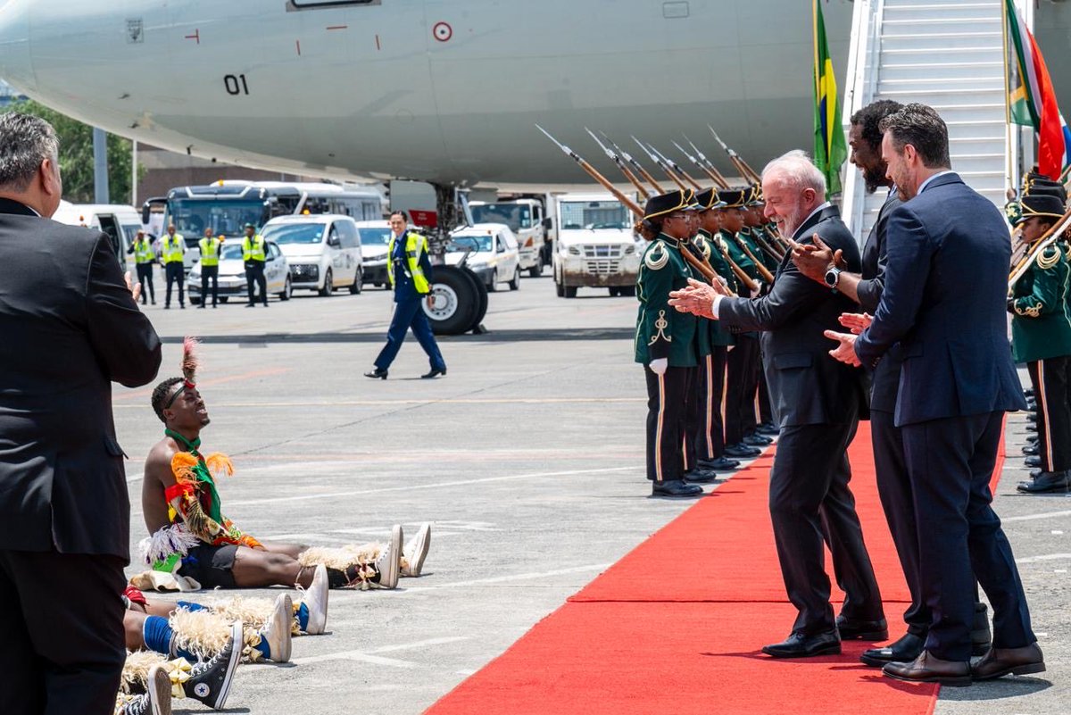 📸📸 | Brazilian President Luiz da Silva arrives in South Africa for the G20 Summit  Brazilian President Luiz Inácio Lula da Silva is participating in the G20 Leaders’ Summit, hosted by President Cyril Ramaphosa, from 22-23 November 2025. 

Upon arrival, he is received by South