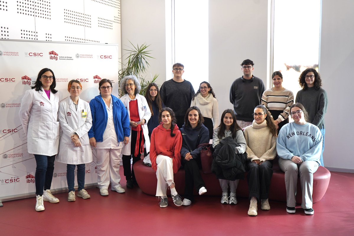 ibfg_es's tweet image. 🏫 Hoy hemos recibido la visita de los alumnos universitarios de la Facultad de @BiologiaUsal @DelegBioUSAL

🧪Durante la jornada los estudiantes han podido descubrir las distintas líneas de investigación y servicios del IBFG🦠🧫

#divulgación #biología #ciencia #visita