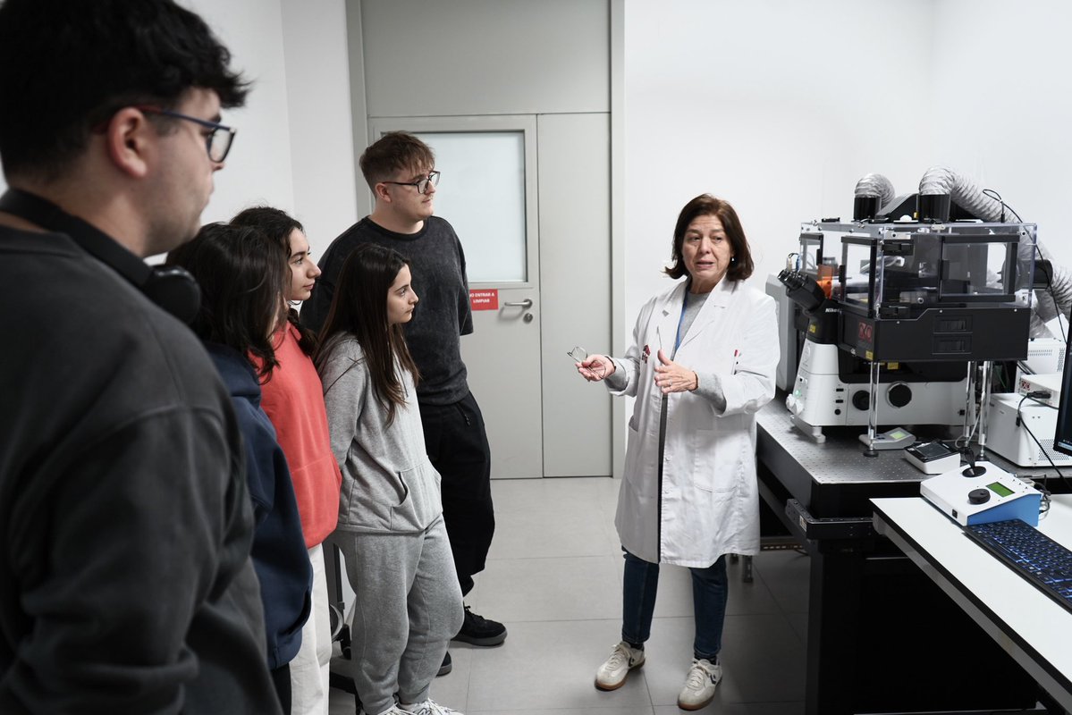 ibfg_es's tweet image. 🏫 Hoy hemos recibido la visita de los alumnos universitarios de la Facultad de @BiologiaUsal @DelegBioUSAL

🧪Durante la jornada los estudiantes han podido descubrir las distintas líneas de investigación y servicios del IBFG🦠🧫

#divulgación #biología #ciencia #visita