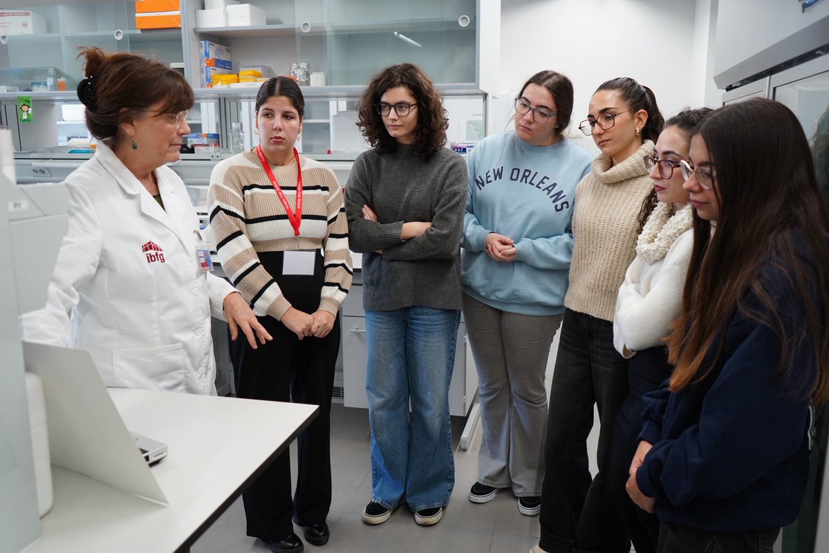 ibfg_es's tweet image. 🏫 Hoy hemos recibido la visita de los alumnos universitarios de la Facultad de @BiologiaUsal @DelegBioUSAL

🧪Durante la jornada los estudiantes han podido descubrir las distintas líneas de investigación y servicios del IBFG🦠🧫

#divulgación #biología #ciencia #visita