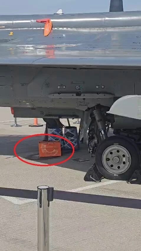 So apparently, the Indian Tejas that crashed in the Dubai airshow was leaking oil before the flight.

The Indian ground crew tried to catch the oil with cardboards.

This is utter incompetence.