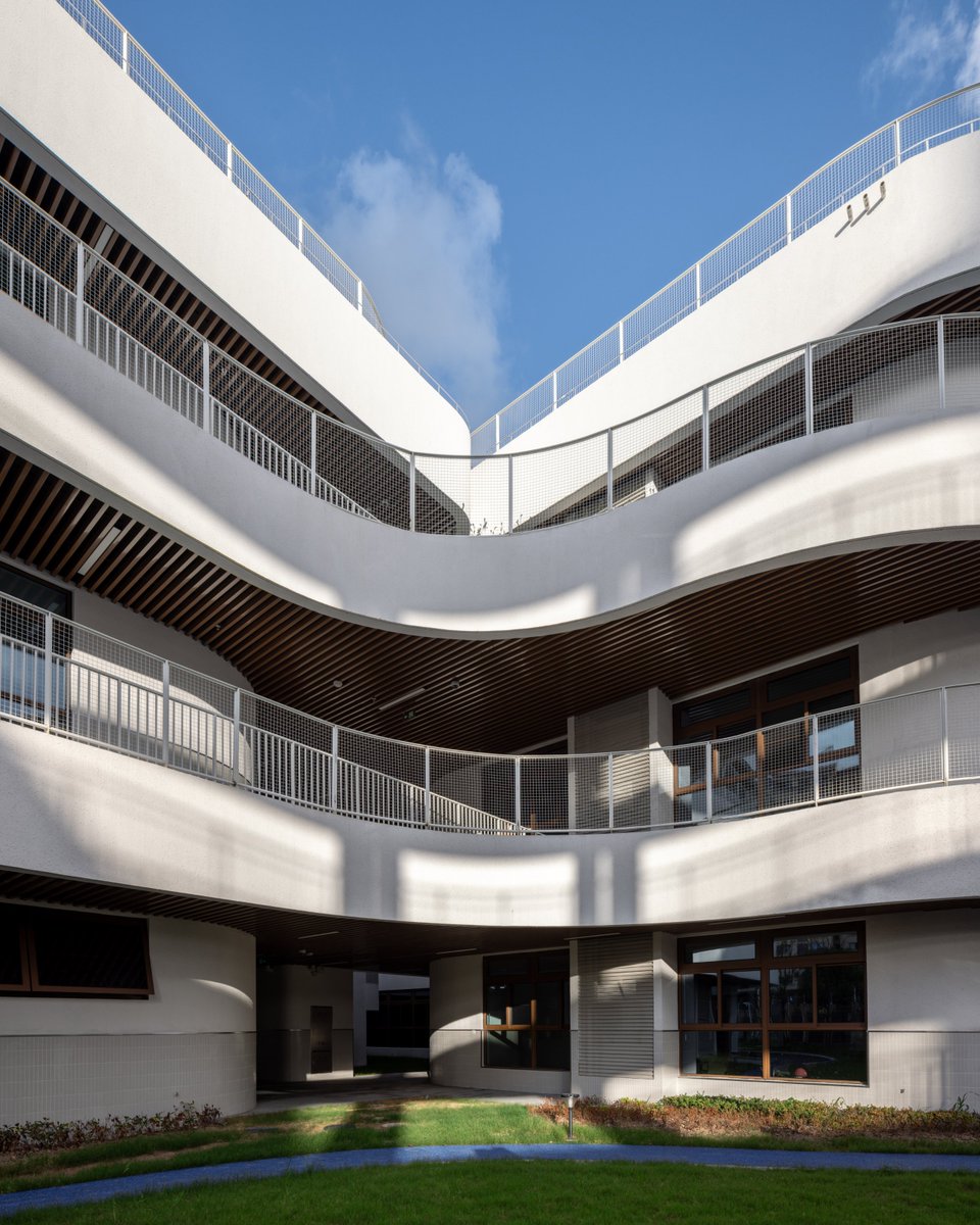 Şanghay’da yer alan, Atelier GOM tasarımı Hetu Ortaokulu ve Luoshu Anaokulu; Antik Çin kozmolojisinden ilham alırken aynı zamanda çağdaş ihtiyaçlara yanıt veren, kent ile bütünleşen bir eğitim kompleksi oluşturuyor.

📷 Yang Chen

yapidergisi.com/hetu-ortaokulu…