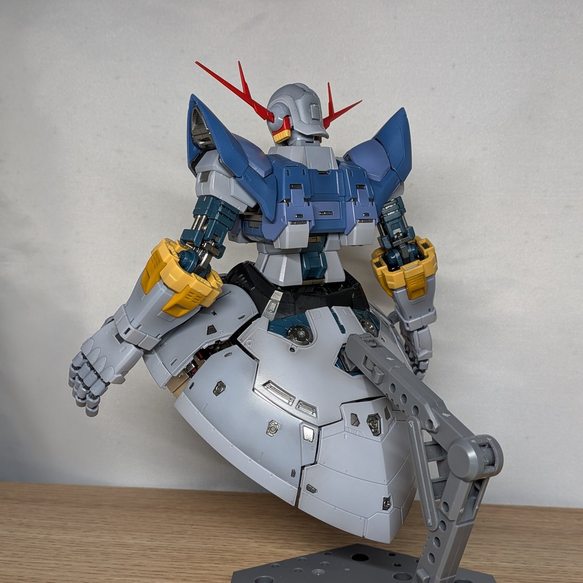 次はパチ組で放置していたジオングを塗装していきます✨ 指の塗り分け