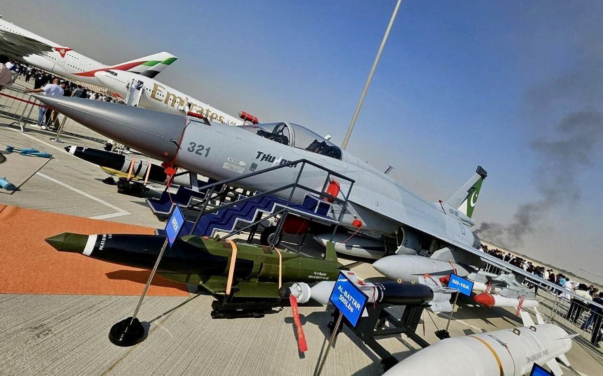 #BREAKING: Photo captured by a foreign visitor at Dubai Air Show of Pakistan's JF-17, Indian Tejas crash in background.