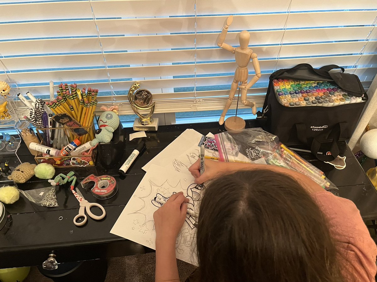 FountainCartoon's tweet image. Rest assured to everyone who’s ordered commissions:

She’s hard at work and loving it 🥰