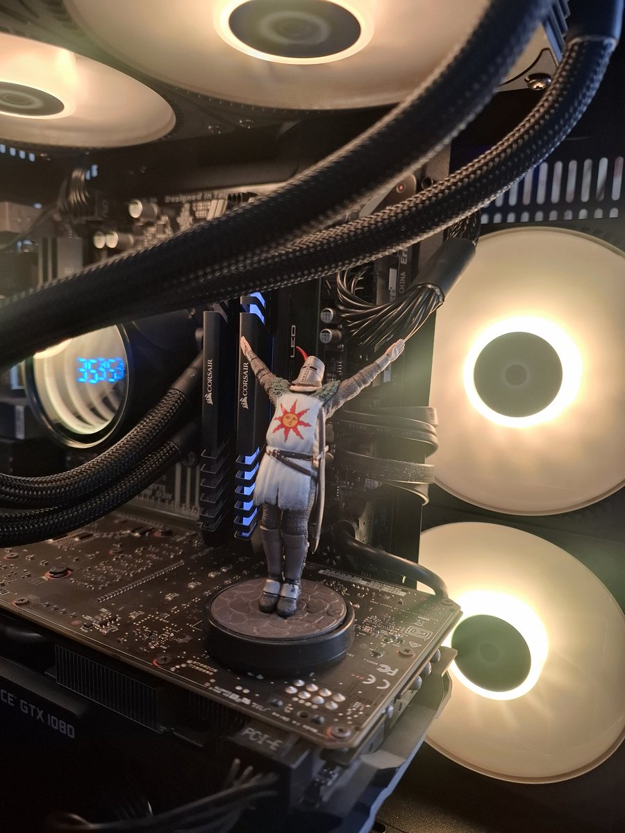 stesaraiva_'s tweet image. Praise the PC! 🙌🏻