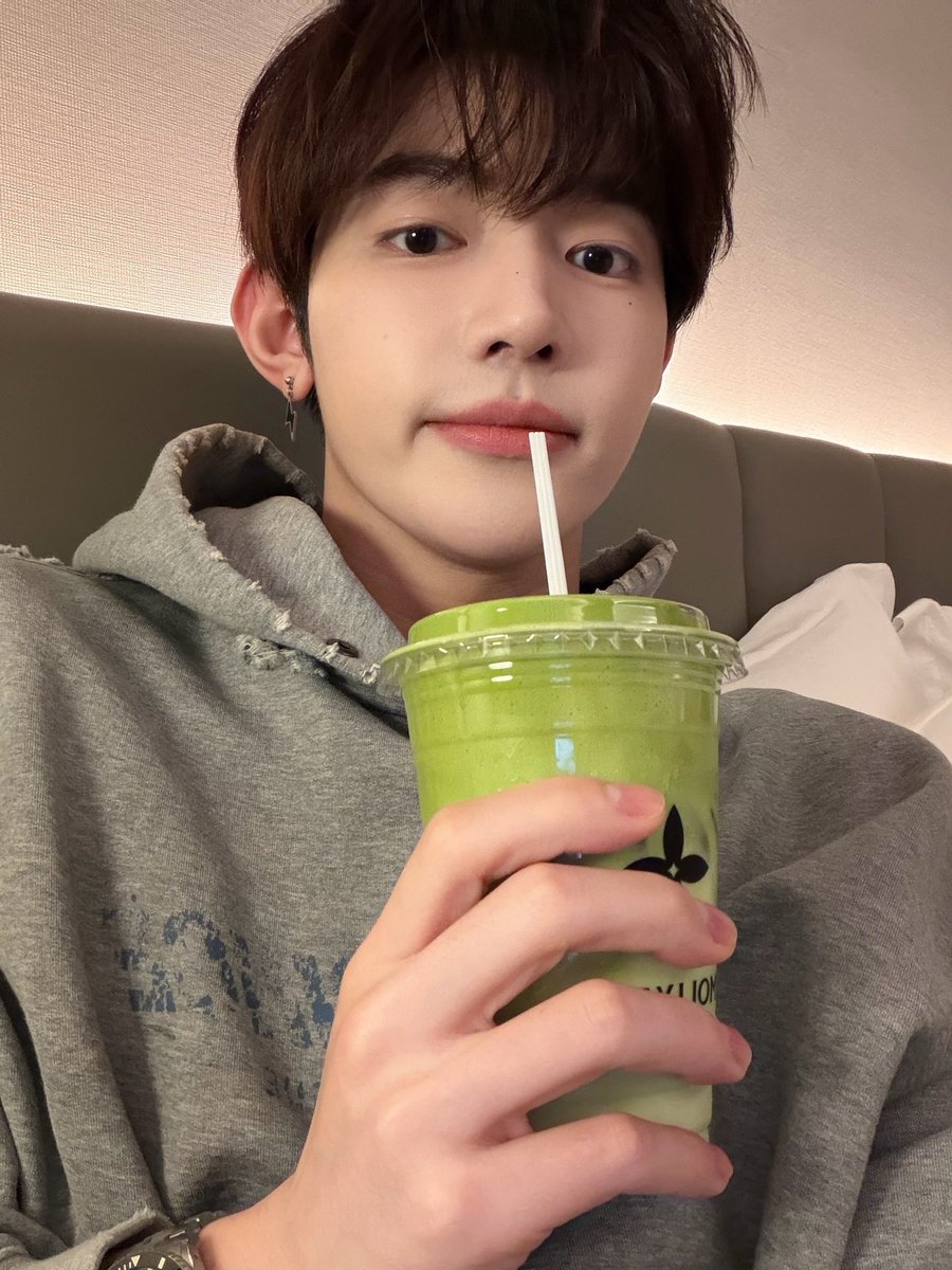 mywoonghao's tweet image. 3 zhang hao selcas on my bday? my bby😭