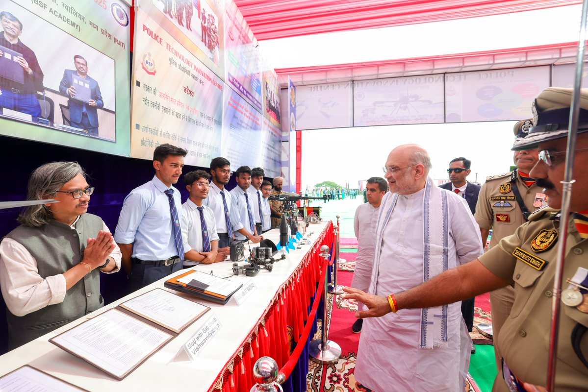 AmitShah's tweet image. BSF ने बीते छह दशकों से देश की सीमाओं की पूरी तत्परता से सुरक्षा कर विश्व के सामने सीमा सुरक्षा के सर्वोच्च आदर्श स्थापित किए हैं। आज गुजरात के भुज में BSF के 61वें स्थापना दिवस समारोह में वीर जवानों से संवाद किया।

मोदी सरकार में @BSF_India और आधुनिक हो रही है व नई तकनीकों से…