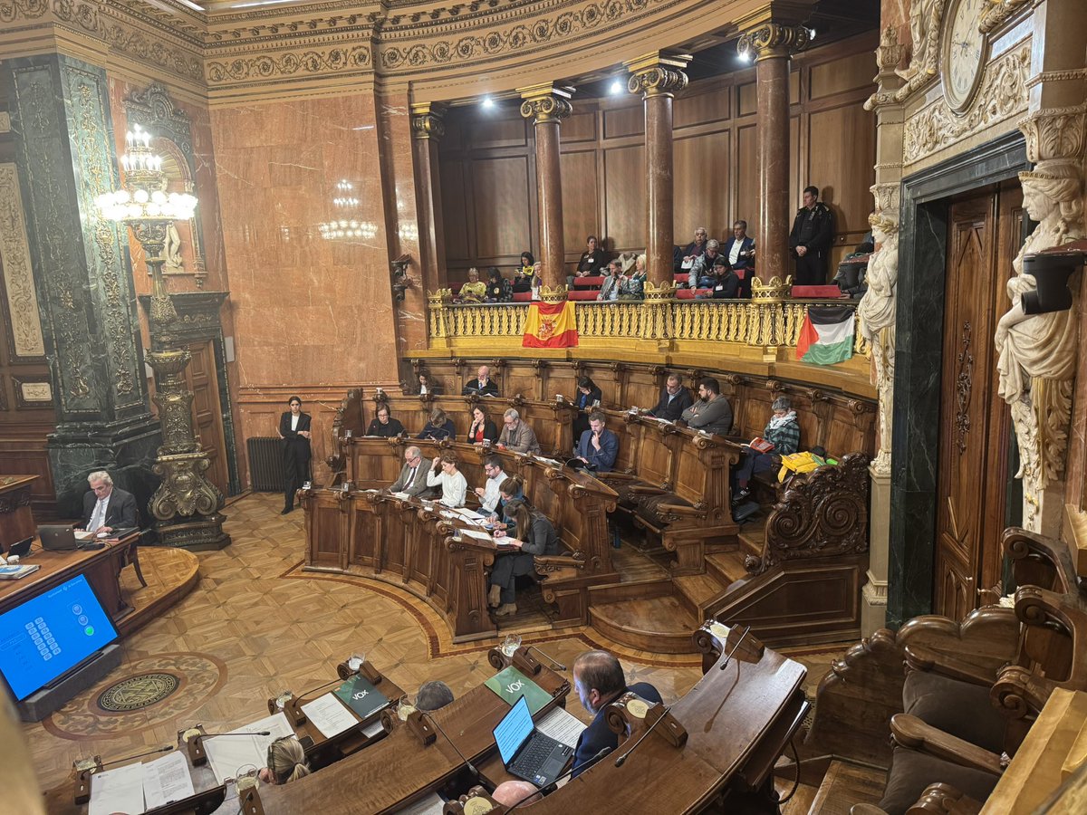 Hace años que el bipartidismo y el separatismo han decidido y permitido que ni la bandera de España ni la Cataluña presidan el salón de plenos del Ayuntamiento de Barcelona.

Hoy VOX ha colgado de nuevo la bandera de España. El PSC ha exigido que la retiremos. 

No lo haremos🇪🇸