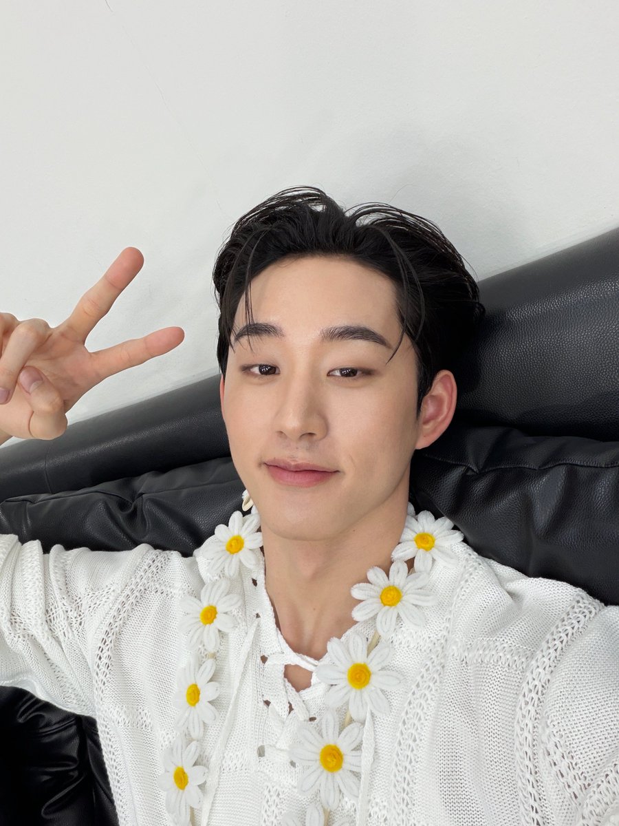 EstRvp's tweet image. วันนี้มาในลุคเจ้าของคลับ((มือใหม่))พร้อมลูก1🤣 แต่เสียดายน้องกลับไปแล้ววว ถ่ายรูปด้วยม่ายทัน @wesley_gmmtv  วน เก่งมากๆนะค้าบบ ขอบคุณลูกค้า ESTCLUSIVE CLUB ทุกท่านและผู้ชมทางบ้านทุกคนที่มาดูไลฟ์วันนี้นะค้าบบบ กลับบ้านดีๆ ถ้าอากาศยังหนาวไม่พอ สั่งลดแอร์ Haier ได้เรยย🥶…