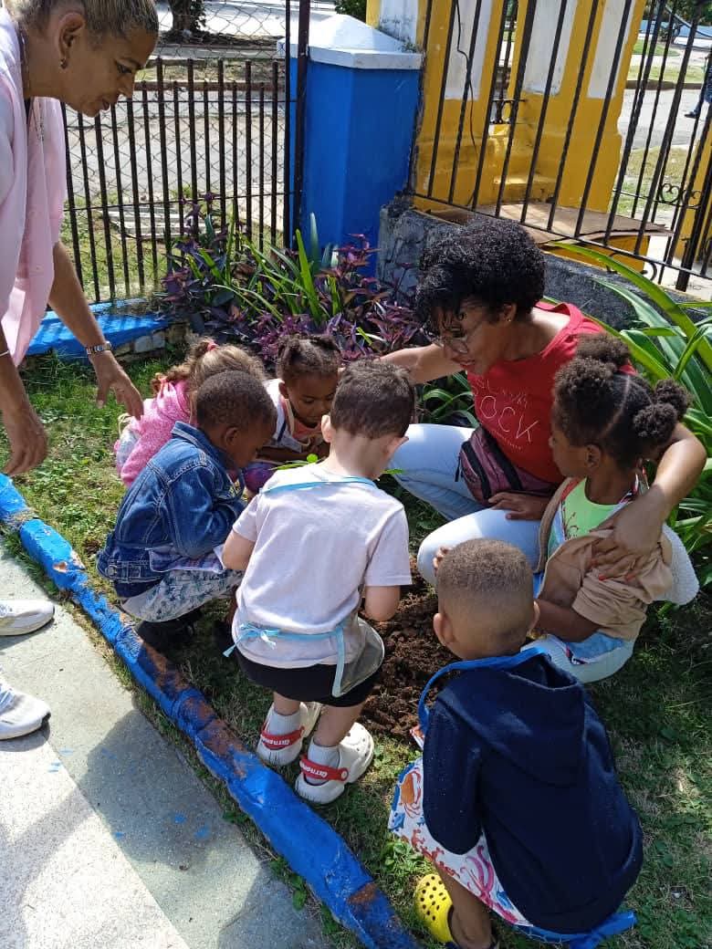 Nuestros niños de los Círculos Infantiles "Caribitos" y "Chile Lindo" aprenden la importancia de la protección de la naturaleza y la siembra de plantas, de la mano del Proyecto #SembrandoVida 
#EducaPlaza
<a href="/EducaPlaza/">DME Plaza de la Revolución La Habana</a>