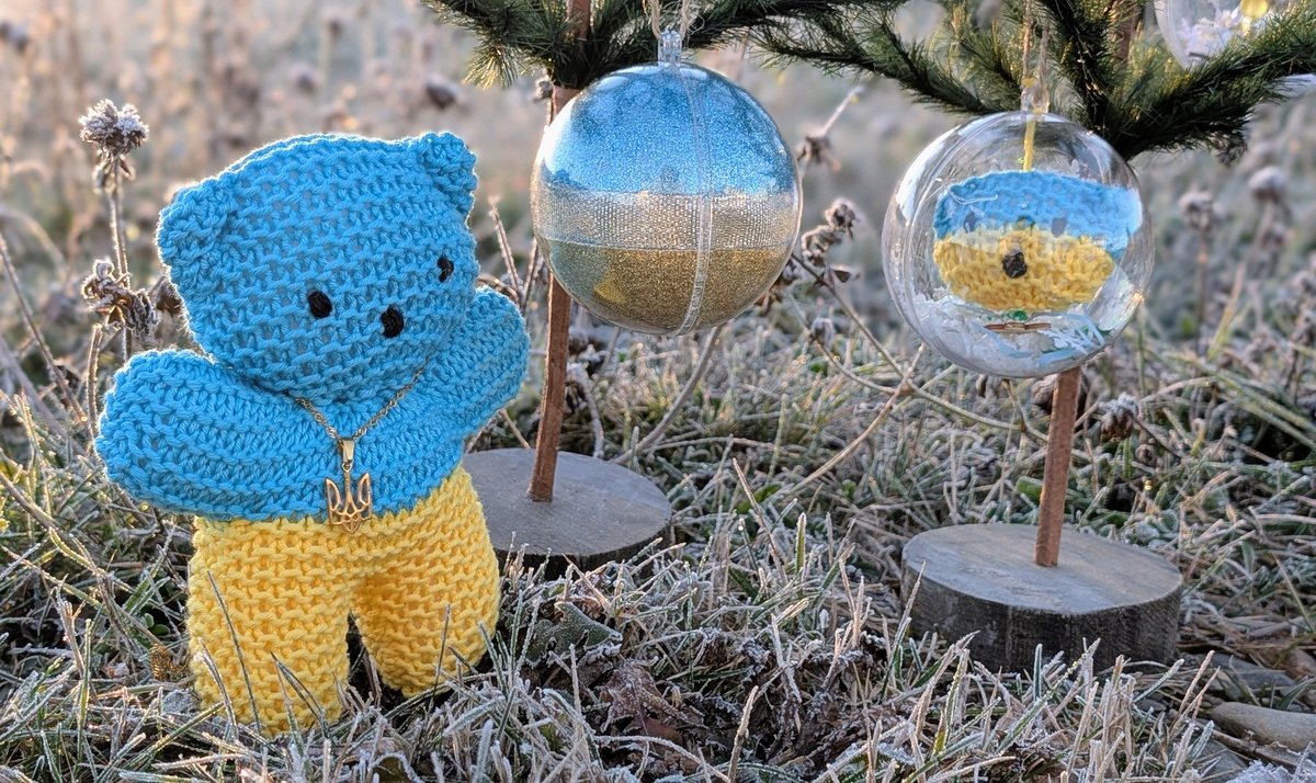 🇺🇦 He crossed the pond from 🇬🇧 to 🇨🇦 and he brought beautiful baubles for the tree!🎄

Grab a raffle ticket for £3 🎟️ from <a href="/naomimorris1980/">Naomi #NAFO 💚🇺🇦 🇬🇪</a> to win your own set of decorations - essential for every Fella's holiday decor! 

Huge meow to <a href="/mrs_cassidy11/">Cassidycat & The Two Bonketeers & The Possum</a> ♥️