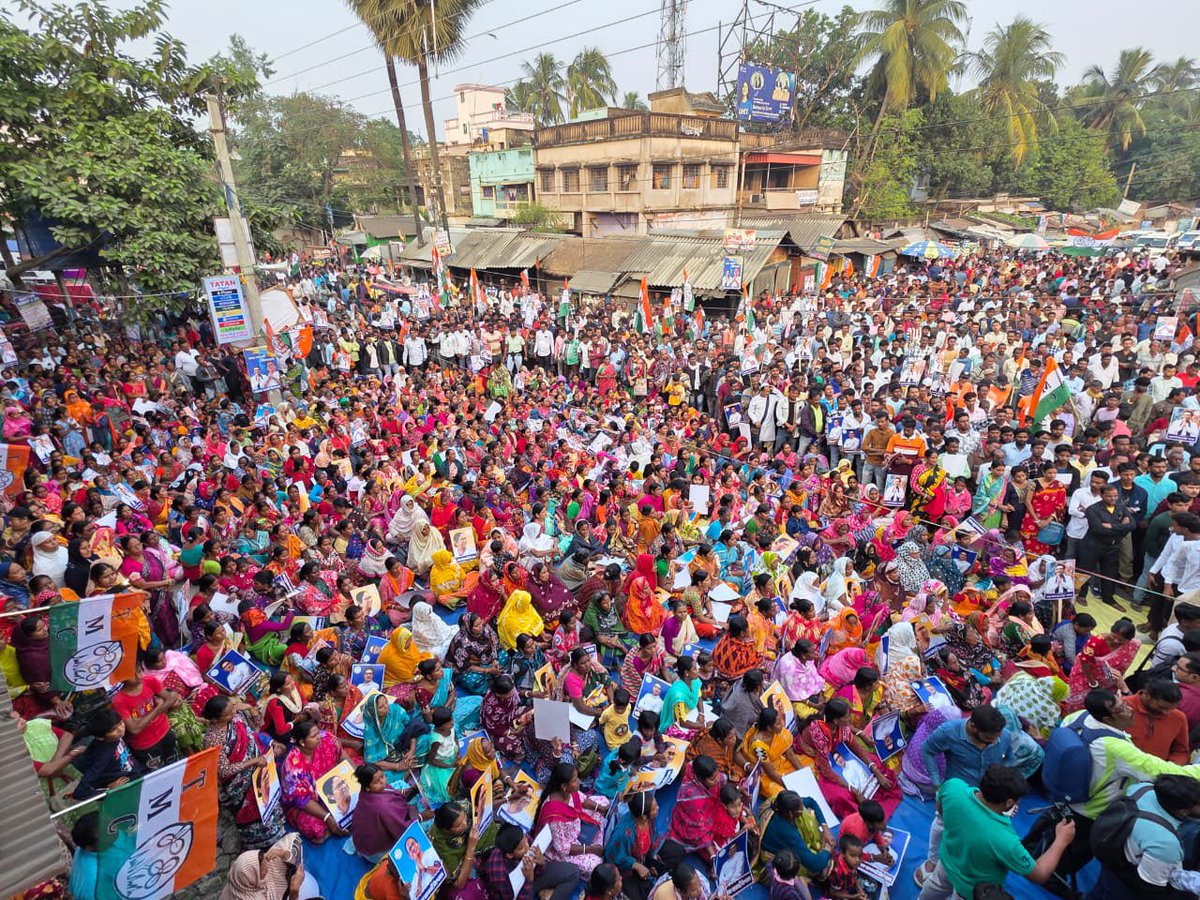 AITCofficial's tweet image. The @BJP4India and @ECISVEEP driven SIR conspiracy will never decide Bengal’s destiny.

Today in Nanoor, Birbhum, thousands of brave people, common citizens of the area, marched with unwavering courage and gathered in a massive public meeting led by our Party leaders. 

Their…