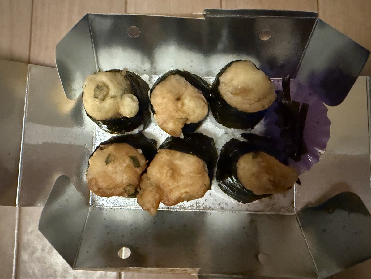 名古屋駅で買ってきた天むす これがちょっと時間が
たって食べると ご飯に程よく天ぷらのおつゆが染み込んでめちゃくちゃ美味いんだ 😋😋😋