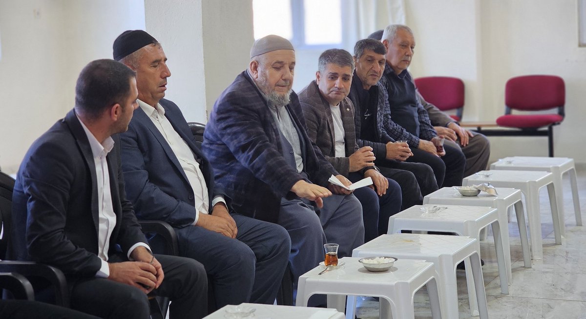 🔸️Sayın Kaymakamımız Ahmet GÜLDEREN, kurum amirleriyle birlikte Çukurköy’de Cuma Buluşmaları programı kapsamında vatandaşlar ile bir araya geldi. Kaymakamımız, vatandaşların talep ve önerilerini dinleyerek ilgili birimlere gerekli değerlendirmelerin yapılması talimatını verdi.