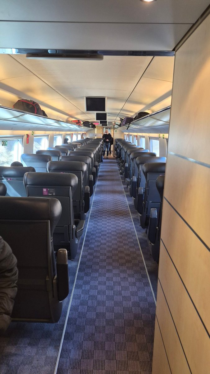 Tren AVE BCN-LLD de les 12:00
Places avant total ofertes: 9
La resta del vagó, ple, s'ha tornat a omplir quan hem baixat. En canvi, el vagó del costat ha sortit pràcticament buit de bcn i a Lleida hi han pujat 2 persones. Fins quan ha de durar la broma? <a href="/Renfe/">Renfe</a> <a href="/paerialleida/">Ajuntament de Lleida</a> <a href="/CCOO/">Comisiones Obreras</a>