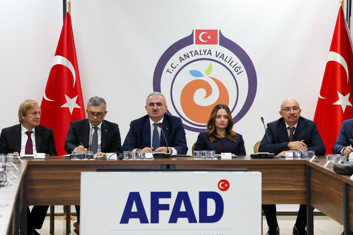 AntalyaValilik's tweet photo. 📍 AFAD İl Müdürlüğü

Antalya’da, 5199 Sayılı Hayvanları Koruma Kanunu kapsamında yapılacak düzenlemelere ilişkin toplantı, İçişleri Bakanlığı Bakan Yardımcımız Sayın @munirkaraloglu başkanlığında gerçekleştirildi.

Hem şehir yaşamının güvenliğini hem de hayvan refahının güçlendirilmesini sağlamak amacıyla Antalya'mızda kararlı, koordineli ve duyarlı adımlarla çalışmalar sürdürülecek.