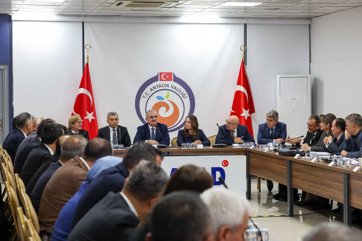 AntalyaValilik's tweet photo. 📍 AFAD İl Müdürlüğü

Antalya’da, 5199 Sayılı Hayvanları Koruma Kanunu kapsamında yapılacak düzenlemelere ilişkin toplantı, İçişleri Bakanlığı Bakan Yardımcımız Sayın @munirkaraloglu başkanlığında gerçekleştirildi.

Hem şehir yaşamının güvenliğini hem de hayvan refahının güçlendirilmesini sağlamak amacıyla Antalya'mızda kararlı, koordineli ve duyarlı adımlarla çalışmalar sürdürülecek.