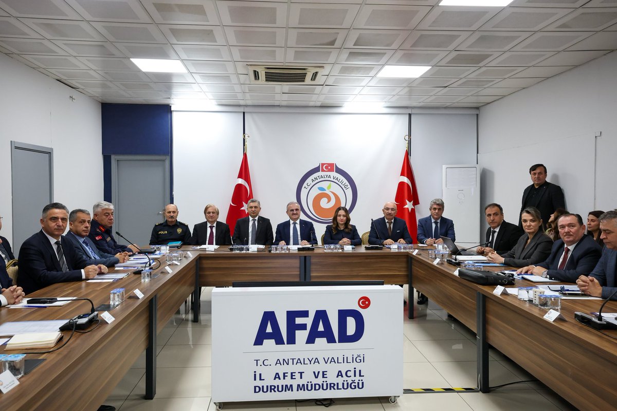 AntalyaValilik's tweet photo. 📍 AFAD İl Müdürlüğü

Antalya’da, 5199 Sayılı Hayvanları Koruma Kanunu kapsamında yapılacak düzenlemelere ilişkin toplantı, İçişleri Bakanlığı Bakan Yardımcımız Sayın @munirkaraloglu başkanlığında gerçekleştirildi.

Hem şehir yaşamının güvenliğini hem de hayvan refahının güçlendirilmesini sağlamak amacıyla Antalya'mızda kararlı, koordineli ve duyarlı adımlarla çalışmalar sürdürülecek.