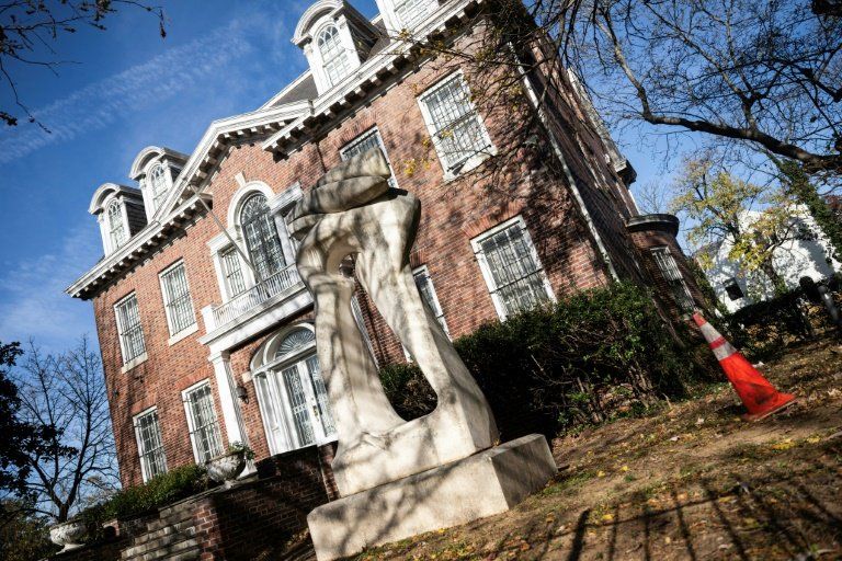 zetacompa's tweet image. Washington (AFP) - In Washington&apos;s embassy district, years&apos; worth of wildly overgrown vegetation outside an empty building was finally pruned away in September as the flag of Syria was raised.The symb bit.ly/4pjMW7B