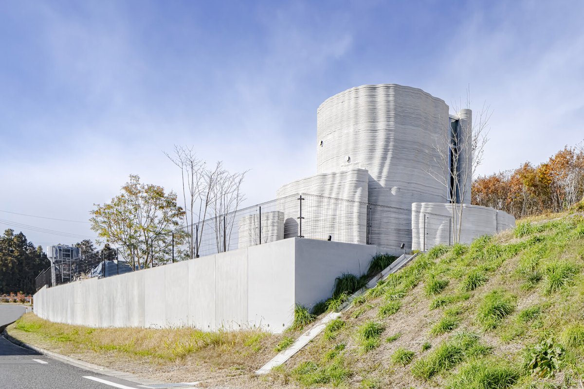 jpShareLab's tweet photo. 日本初の2階建て3Dプリンター住宅が宮城県に建設完了。基礎から2階建て構造体までを現場で一体印刷。RC・鉄筋を除く大部分の工程を一台の3Dプリンターで一貫施工。株式会社 築（KIZUKI）、株式会社オノコム (ONOCOM他、国内外20社以上の協賛・協力があったという　#3Dプリンター住宅 https://t.co/1JiaxMnmSf
