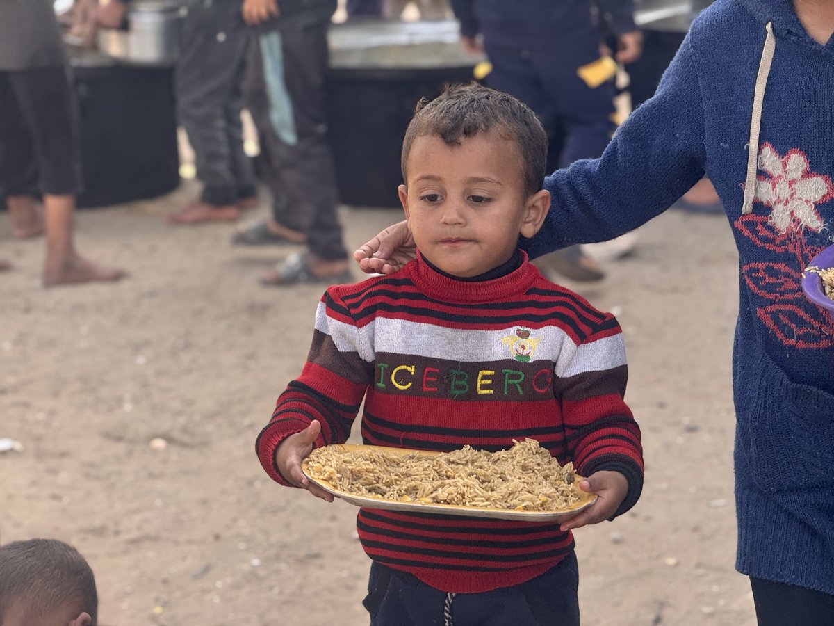 📍 Gazze | Sıcak Yemek Dağıtımı

🍲 Gazze’de yaşam mücadelesi veren kardeşlerimiz için büyük kazanlarda sıcak yemekler hazırlayıp dağıtıyoruz.

Her tabak, bir çocuğun tebessümü, bir ailenin duası oluyor.

Destek veren tüm bağışçılarımıza teşekkür ederiz.

🔹 Direnişten Dirilişe