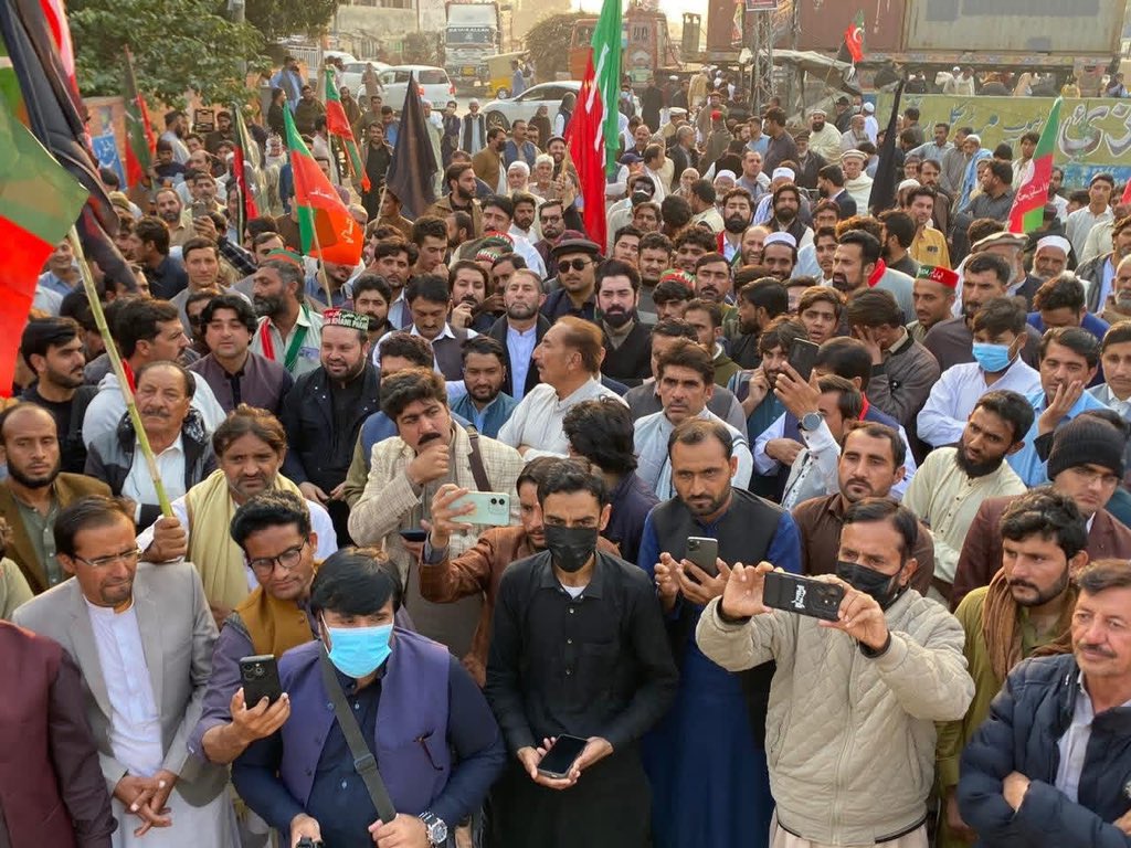 📌 درگئی بازار میں آئینی ترامیم کے خلاف احتجاجی مظاہرہ

درگئی بازار میں آئینی ترامیم اور غیر جمہوری اقدامات کے خلاف ایک شاندار احتجاجی مظاہرہ منعقد ہوا، جس میں عوام کی بڑی تعداد نے شرکت کی۔
شرکاء نے ہاتھوں میں بینرز اور پوسٹر اٹھا کر حکومت کے متنازع اقدامات کو یکسر مسترد کیا اور