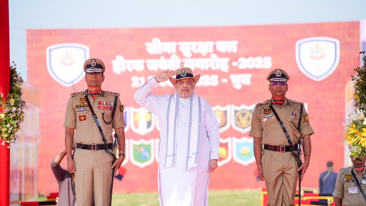 AmitShah's tweet image. बर्फीले पहाड़ हों, दुर्गम जंगल या रेगिस्तान, BSF सीमाओं को सुरक्षित बनाने के साथ-साथ देश की आंतरिक सुरक्षा को मजबूत बनाने में भी महत्त्वपूर्ण योगदान दे रही है। 

भुज में BSF के 61वें स्थापना दिवस समारोह में शहीद जवान के परिजन और वीर जवानों को सम्मानित किया तथा बल की छह दशकीय…