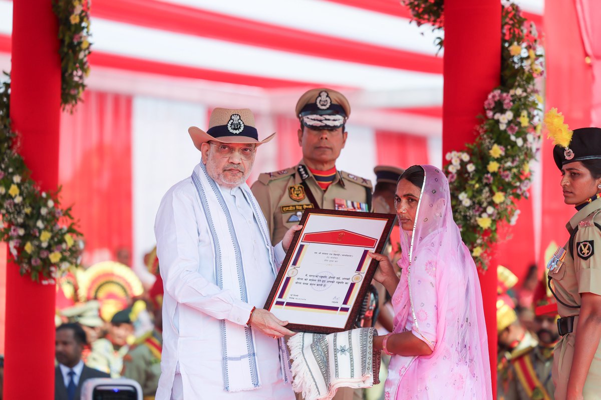 AmitShah's tweet image. बर्फीले पहाड़ हों, दुर्गम जंगल या रेगिस्तान, BSF सीमाओं को सुरक्षित बनाने के साथ-साथ देश की आंतरिक सुरक्षा को मजबूत बनाने में भी महत्त्वपूर्ण योगदान दे रही है। 

भुज में BSF के 61वें स्थापना दिवस समारोह में शहीद जवान के परिजन और वीर जवानों को सम्मानित किया तथा बल की छह दशकीय…