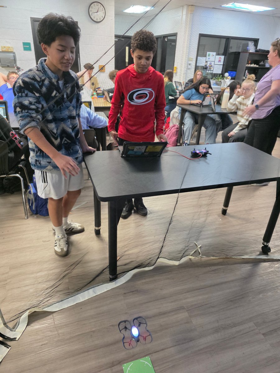 JimmyCCate's tweet image. Drones + coding = real-world learning! 
Ms. Calvin’s students at Westview Middle used drones from @Robolinkinc to deliver packages without hitting buildings, gaining teamwork, critical thinking, and problem-solving skills. Ready for careers that take off! #EdTech#BCSDInnovates