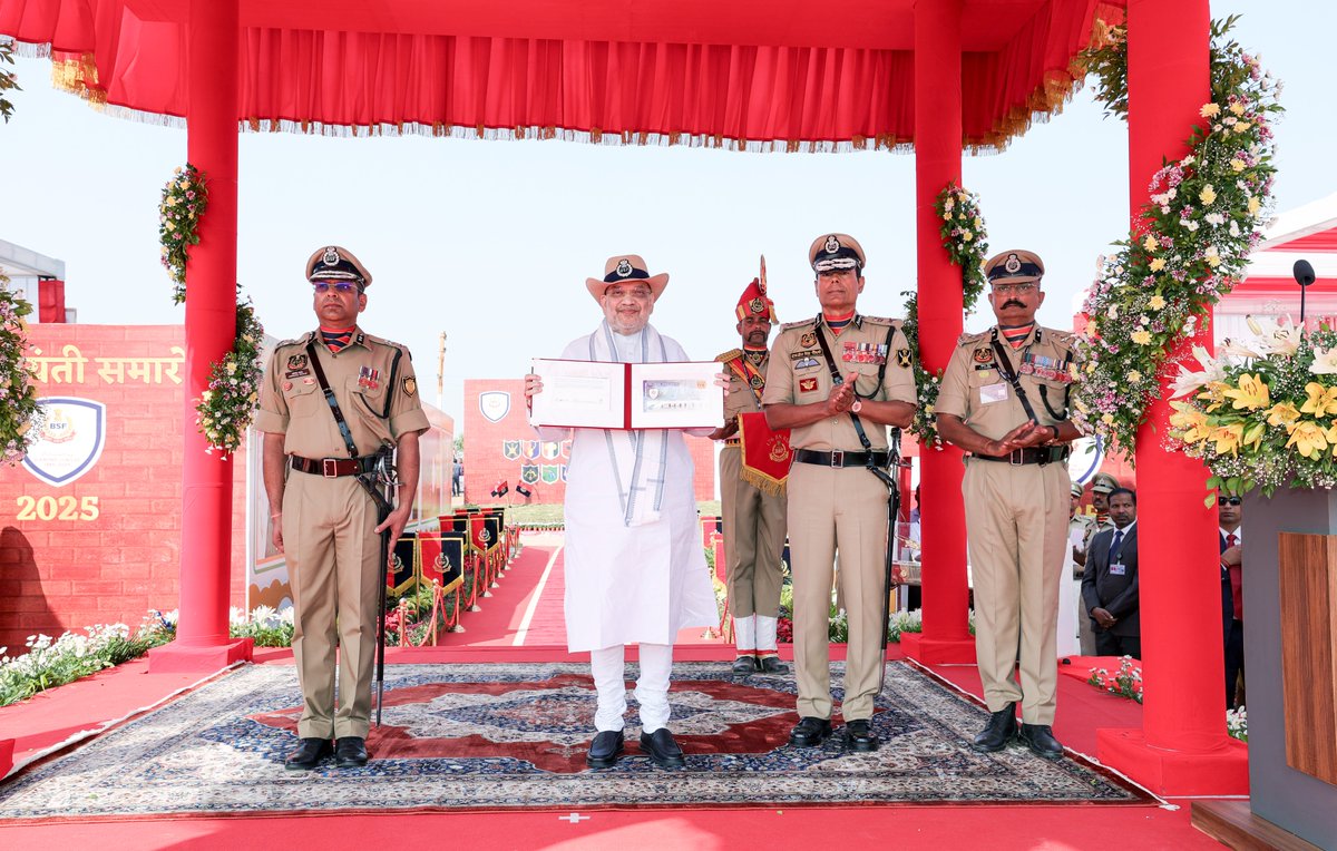 AmitShah's tweet image. बर्फीले पहाड़ हों, दुर्गम जंगल या रेगिस्तान, BSF सीमाओं को सुरक्षित बनाने के साथ-साथ देश की आंतरिक सुरक्षा को मजबूत बनाने में भी महत्त्वपूर्ण योगदान दे रही है। 

भुज में BSF के 61वें स्थापना दिवस समारोह में शहीद जवान के परिजन और वीर जवानों को सम्मानित किया तथा बल की छह दशकीय…